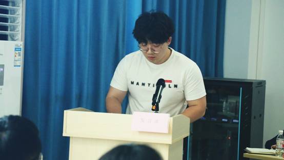 人在电视前中度可信度描述已自动生成